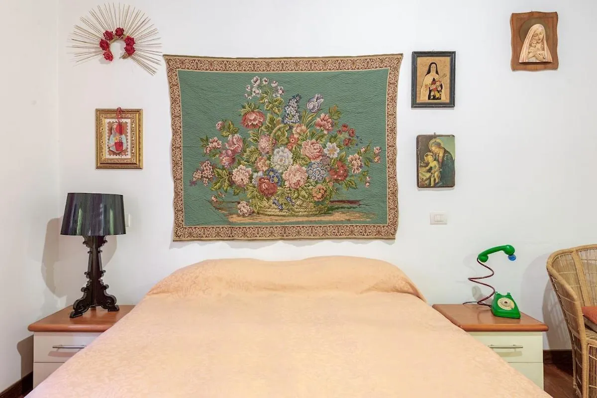 Apartment Artistic Colorful Apart Vatican Museums Rome Italy